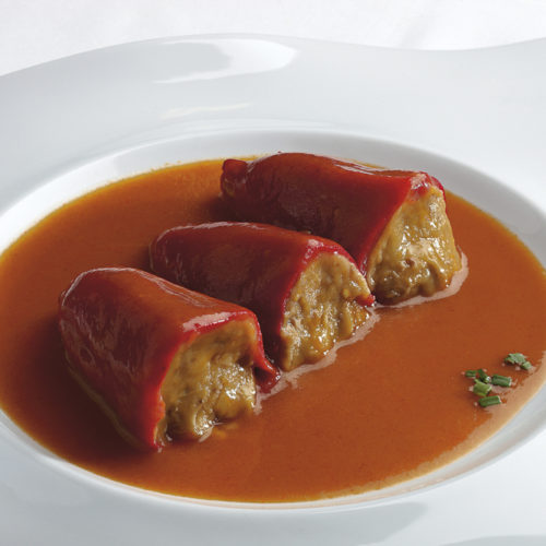 Pimiento relleno de carne y verdura en salsa